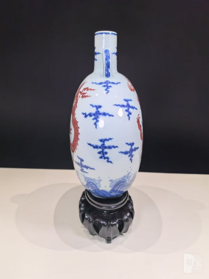 清乾隆 青花釉里红龙纹抱月瓶 - 图6